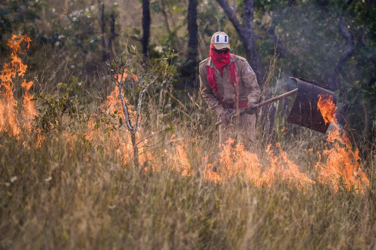 bombeiros-do-rs-combatem-incendios-em-mt-em-resposta-a-enchentes