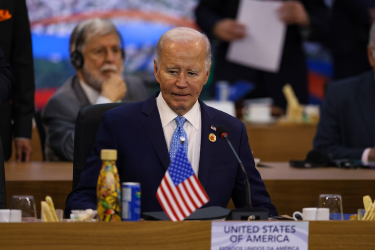 deportacoes-de-imigrantes-explodem-no-final-do-governo-biden,-mostra-relatorio