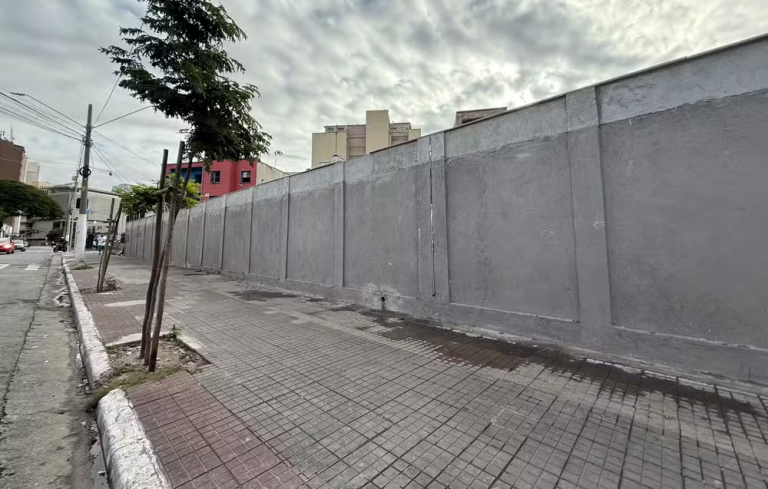 prefeitura-de-sp-constroi-muro-de-40-metros-de-extensao-e-confina-cracolandia;-ativistas-reclamam