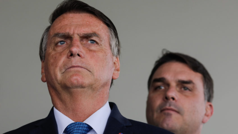 bolsonaro-e-plano-a-e-b-para-presidente-em-2026,-diz-flavio