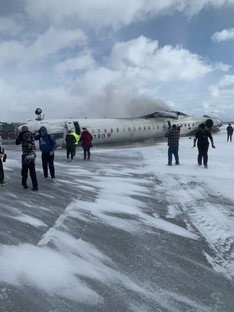 aviao-da-delta-se-acidenta-e-capota-durante-pouso-em-toronto;-servicos-de-emergencia-atuam,-e-ha-feridos