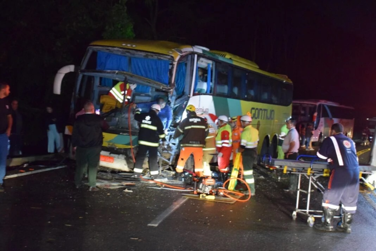 onibus-de-sp-com-destino-a-mossoro-colide-com-carreta-em-mg-e-deixa-passageiros-feridos